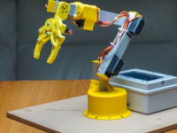 带触摸屏控制器的ArduinoDIY定制机械臂