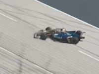 观看IndyCar车手奇迹般地节省了200英里/小时的旋转