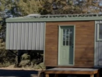 这座价值38,000美元的DIY小房子是一栋可爱且经济实惠的住宅采用重复使用的材料制成