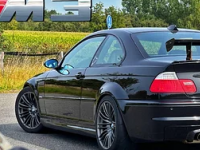 V10动力的BMWM3在高速公路上以186英里每小时的速度冲锋